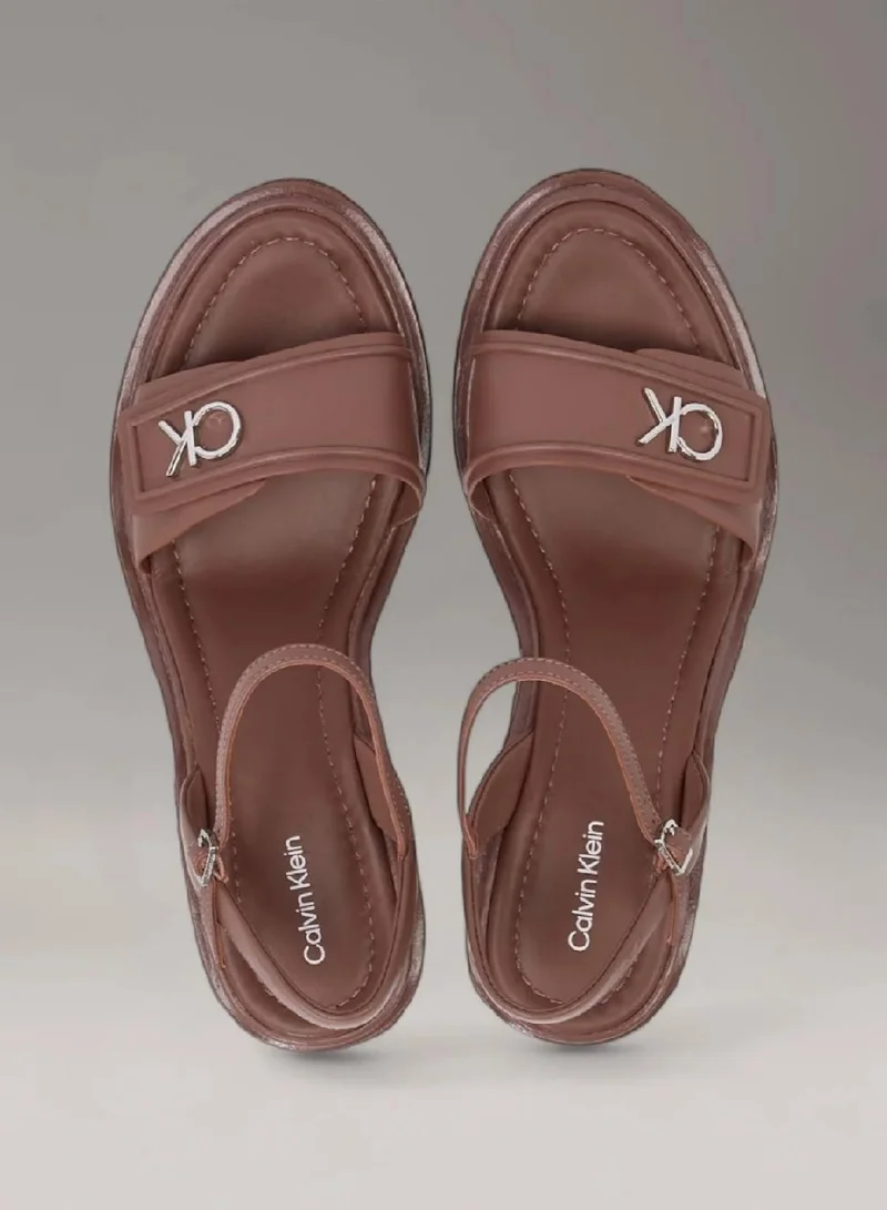 كالفن كلاين صندل من الجلد بكعب عريض