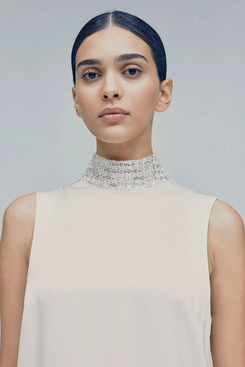 اتش اند ام فستان ساتان بياقة مزخرفة