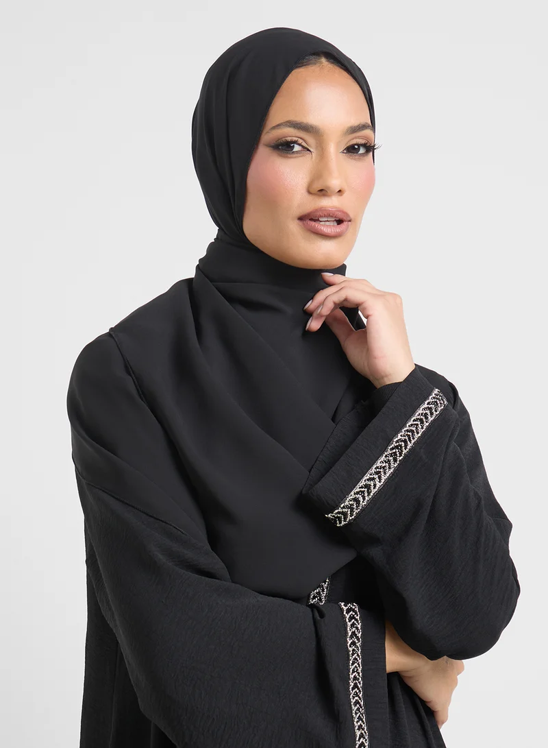 خزانة عباية وشيلة مزينة