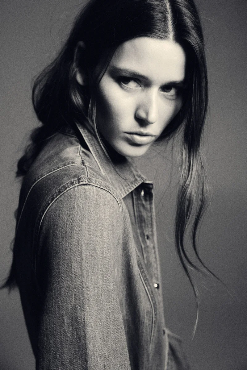 اتش اند ام فستان بتصميم قميص من الدنيم