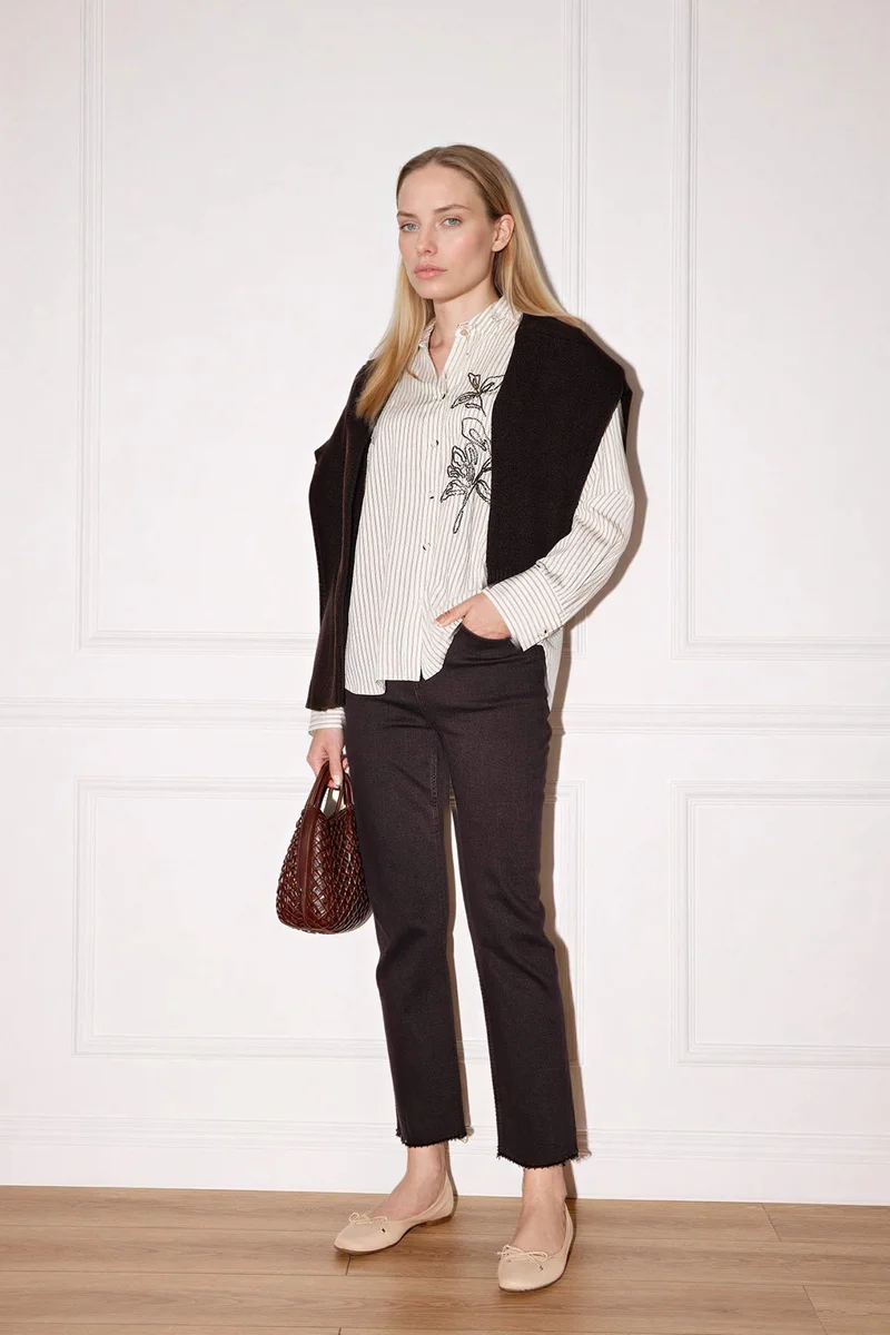 ديفاكتو A Cut Ankle Length High Waist Jeans