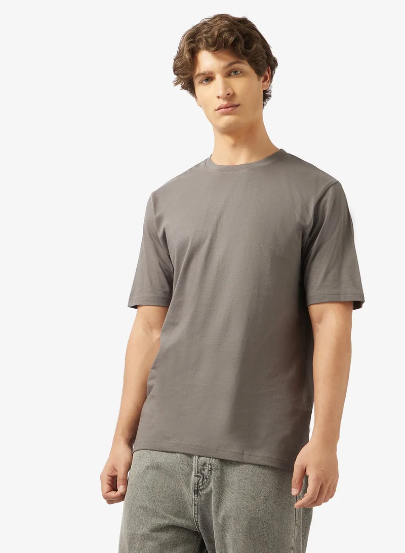 سفنتي فايف بيسيكس عبوة من  تي شيرت بقصة عادية