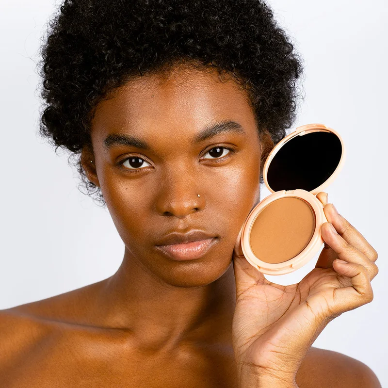 LA CRIQUE Mattifying Face Powder SPF 15- 04 Sun-Kissed Earth