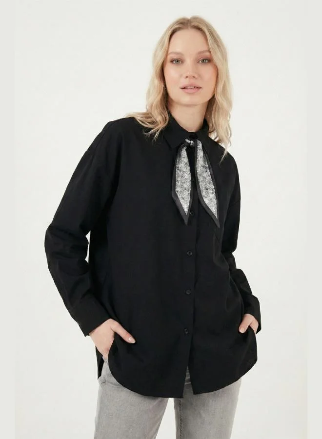 ليلا قميص نسائي بياقة كلاسيكية بقصة مريحة مع تفاصيل وشاح وجيب صدر