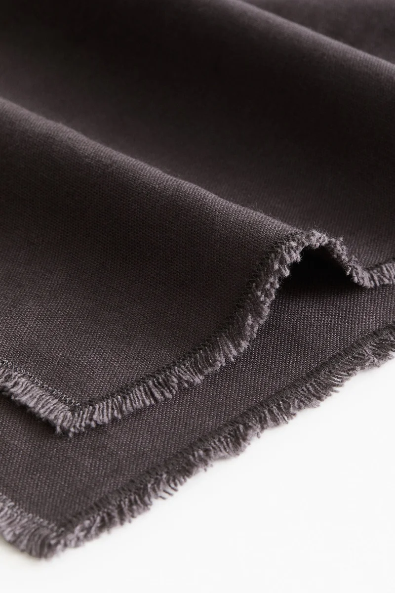 اتش اند ام مفرش طاولة بشراشيب من مزيج الكتان