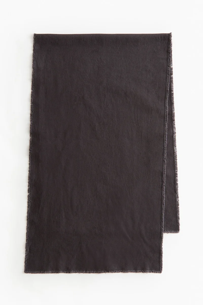 اتش اند ام مفرش طاولة بشراشيب من مزيج الكتان