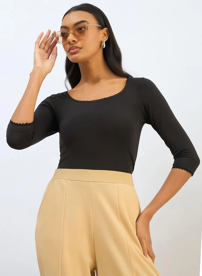 ساسافراس بلوزة قصيرة سوداء من ساسافراس بتفاصيل دانتيل محبوكة