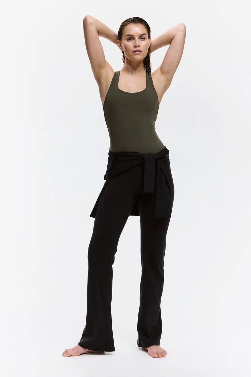 اتش اند ام بلوزة رياضية بحمالة صدر مدمجة من نسيج سوفت موف