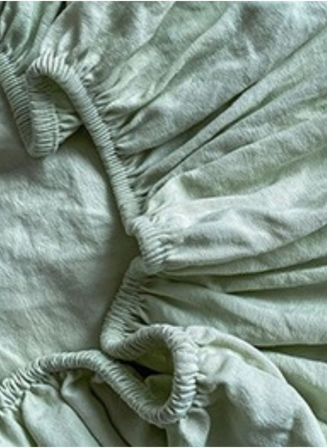 LUNA Home - 3-Piece Set: Includes a king-size fitted bedsheet and two pillowcases, washable cotton in a light green color. - Image 1
