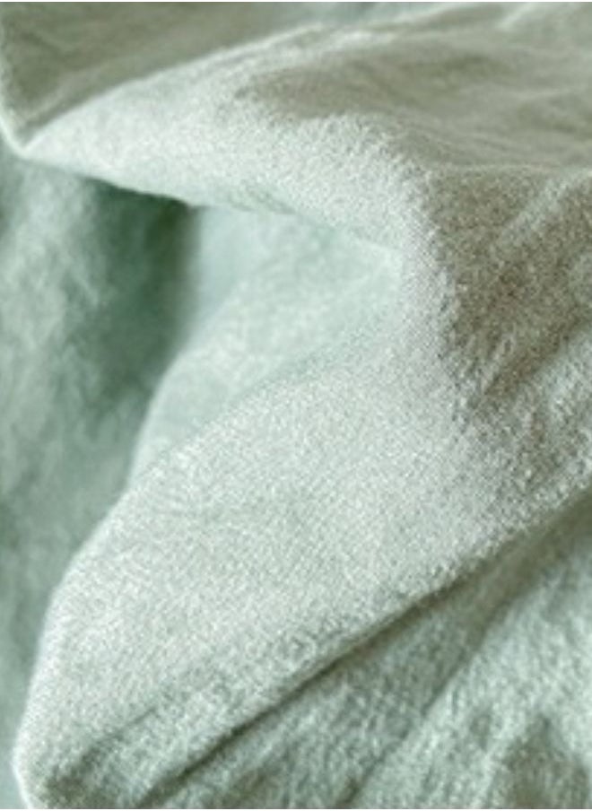 LUNA Home - 3-Piece Set: Includes a king-size fitted bedsheet and two pillowcases, washable cotton in a light green color. - Image 1