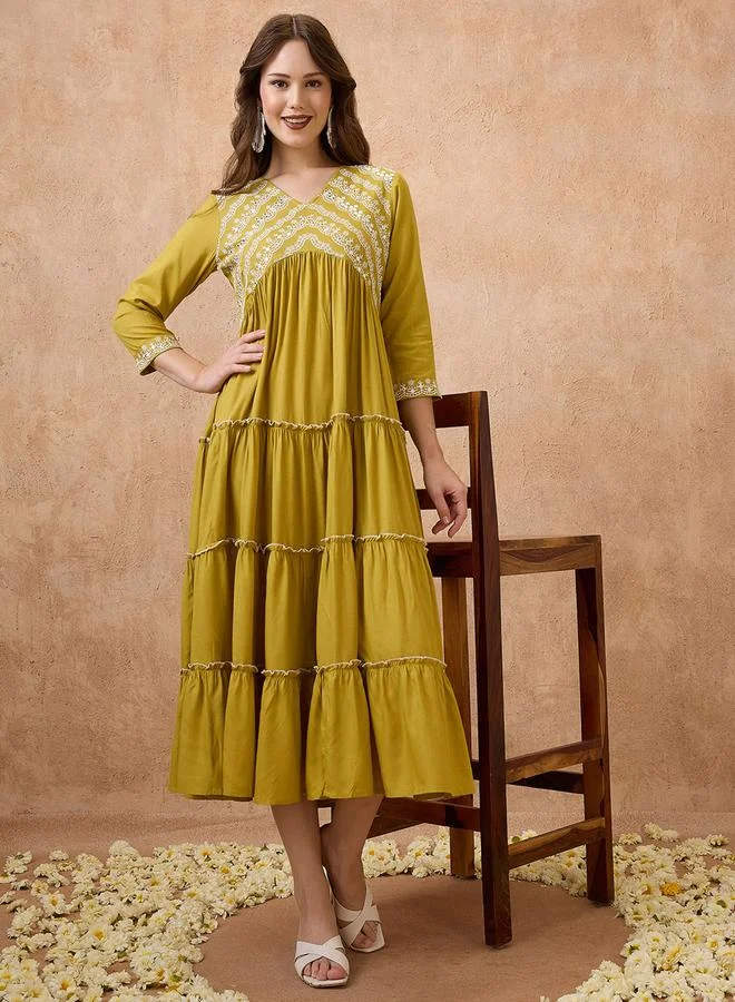 جلو باص فستان عرقي بقصة علياء بطبقات وصدر مطرز بالزهور