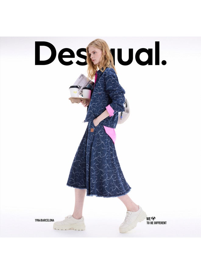 DESIGUAL مجموعة خريف/شتاء 2025 الجديدة تنورة جينز مزخرفة بالأزهار بطول الركبة - Image 2