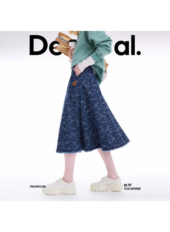 DESIGUAL مجموعة خريف/شتاء 2025 الجديدة تنورة جينز مزخرفة بالأزهار بطول الركبة - Image 3