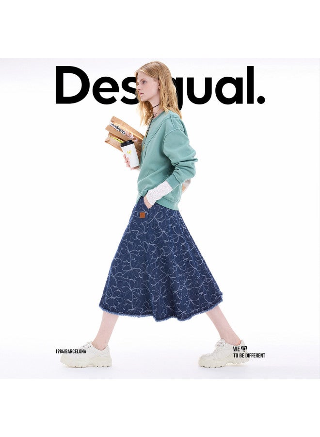 DESIGUAL مجموعة خريف/شتاء 2025 الجديدة تنورة جينز مزخرفة بالأزهار بطول الركبة - Image 5
