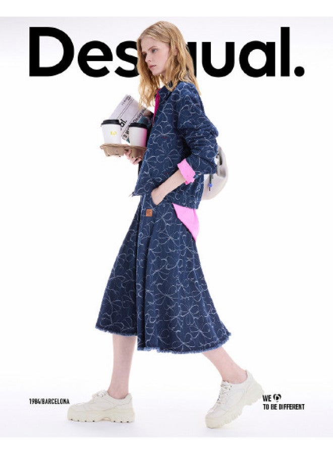 DESIGUAL مجموعة خريف/شتاء 2025 الجديدة تنورة جينز مزخرفة بالأزهار بطول الركبة - Image 1