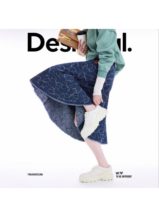 DESIGUAL مجموعة خريف/شتاء 2025 الجديدة تنورة جينز مزخرفة بالأزهار بطول الركبة - Image 4