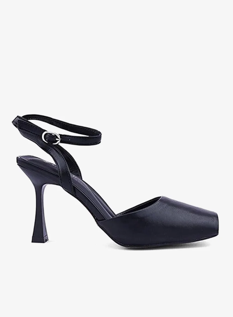 كابلي صندل كعب عصرية مصممة للراحة الحديثة.