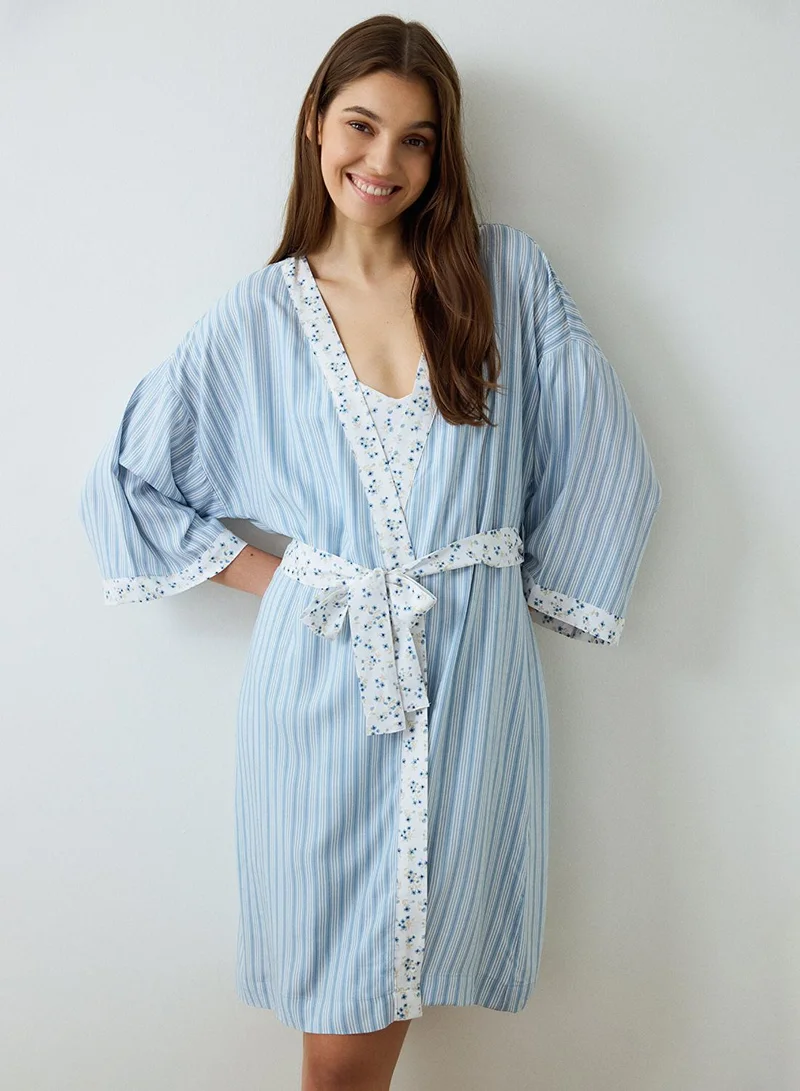 بنتي فستان قصير بأكمام قصيرة مخطط باللون الأزرق الفاتح مع تفاصيل رباط