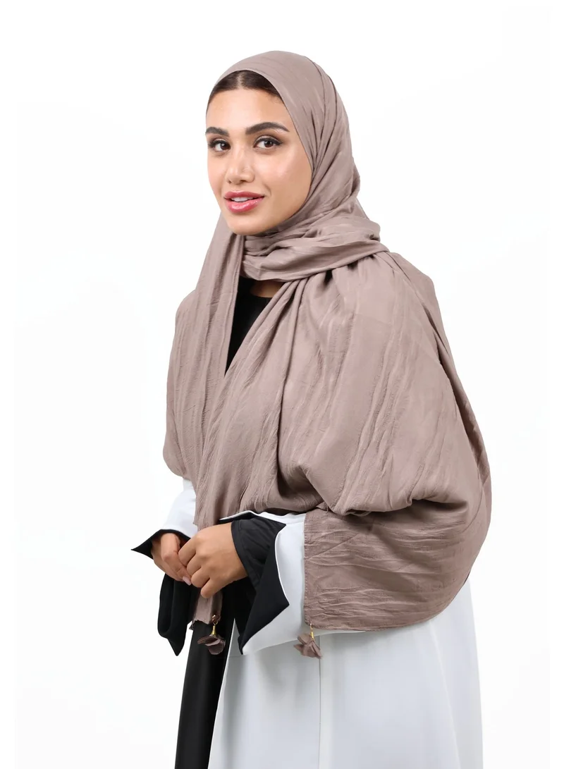 جميلة شيلة قطن كريب ممتازة مزينة بشرابات الورد القماشية وحبات اللؤلؤ (بني فِطري/ماشروم)