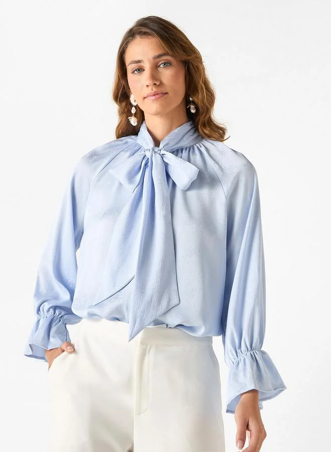 ايكونيك بلوزة بارزة الملمس بأكمام واسعة مع ربطة عنق من آيكونيك