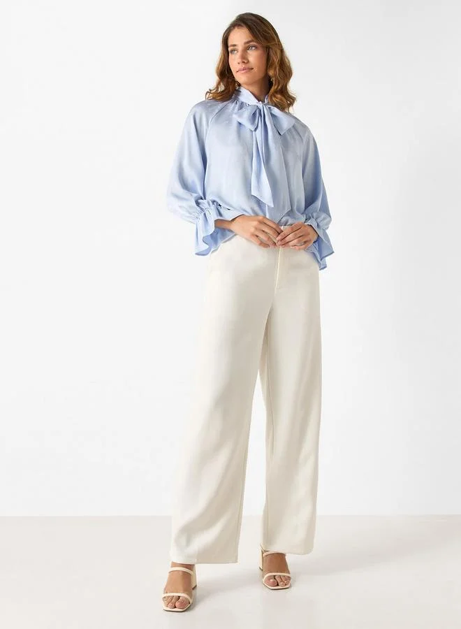 ايكونيك بلوزة بارزة الملمس بأكمام واسعة مع ربطة عنق من آيكونيك