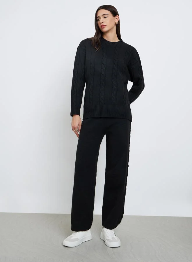 تايك تو طقم من سويتر محبوك بكابل بنقشة وبنطال