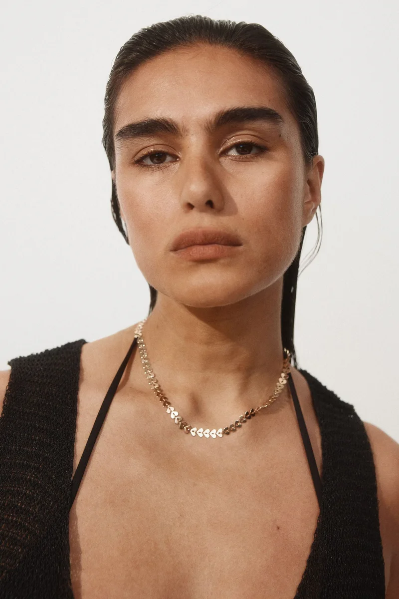 اتش اند ام قلادة على شكل قلب