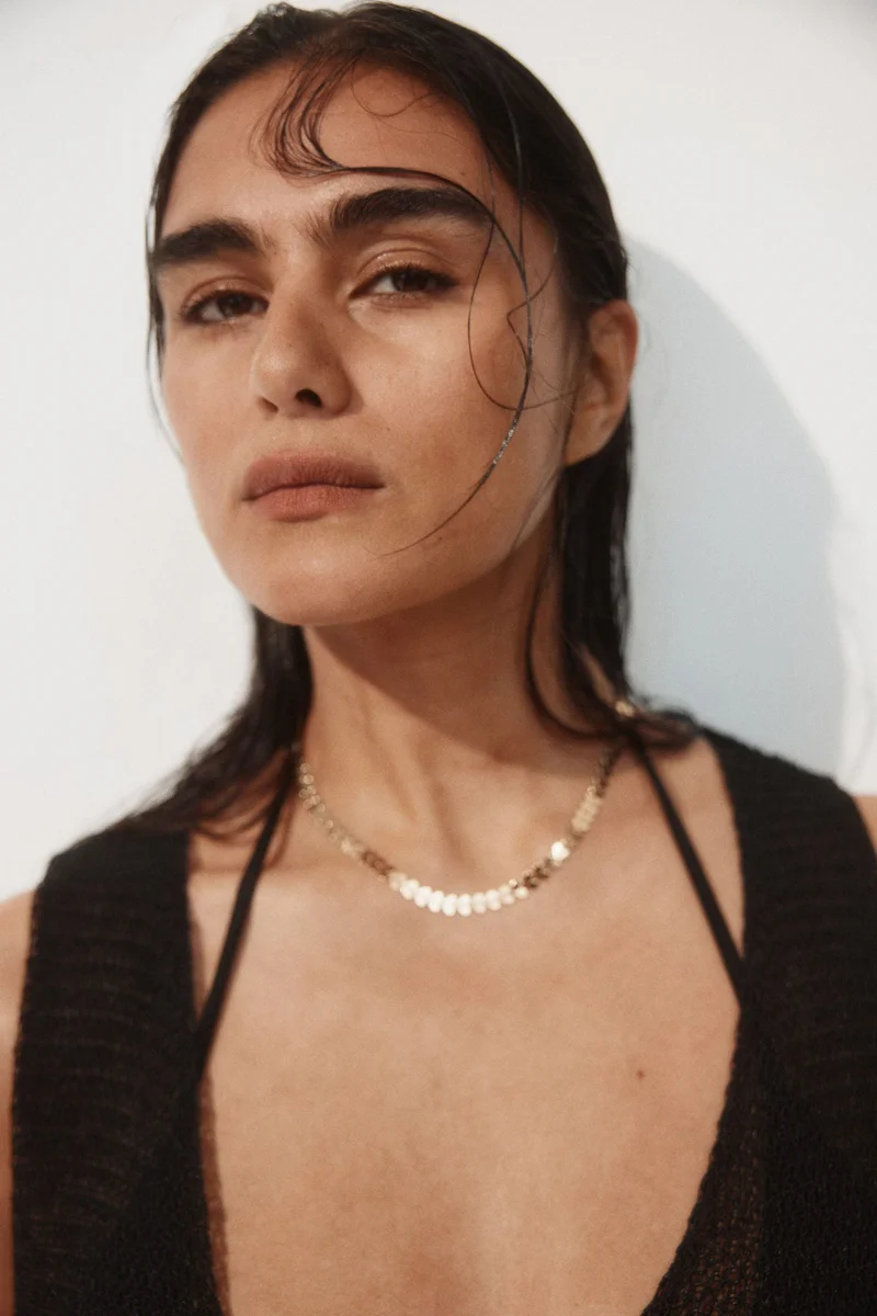 اتش اند ام قلادة على شكل قلب