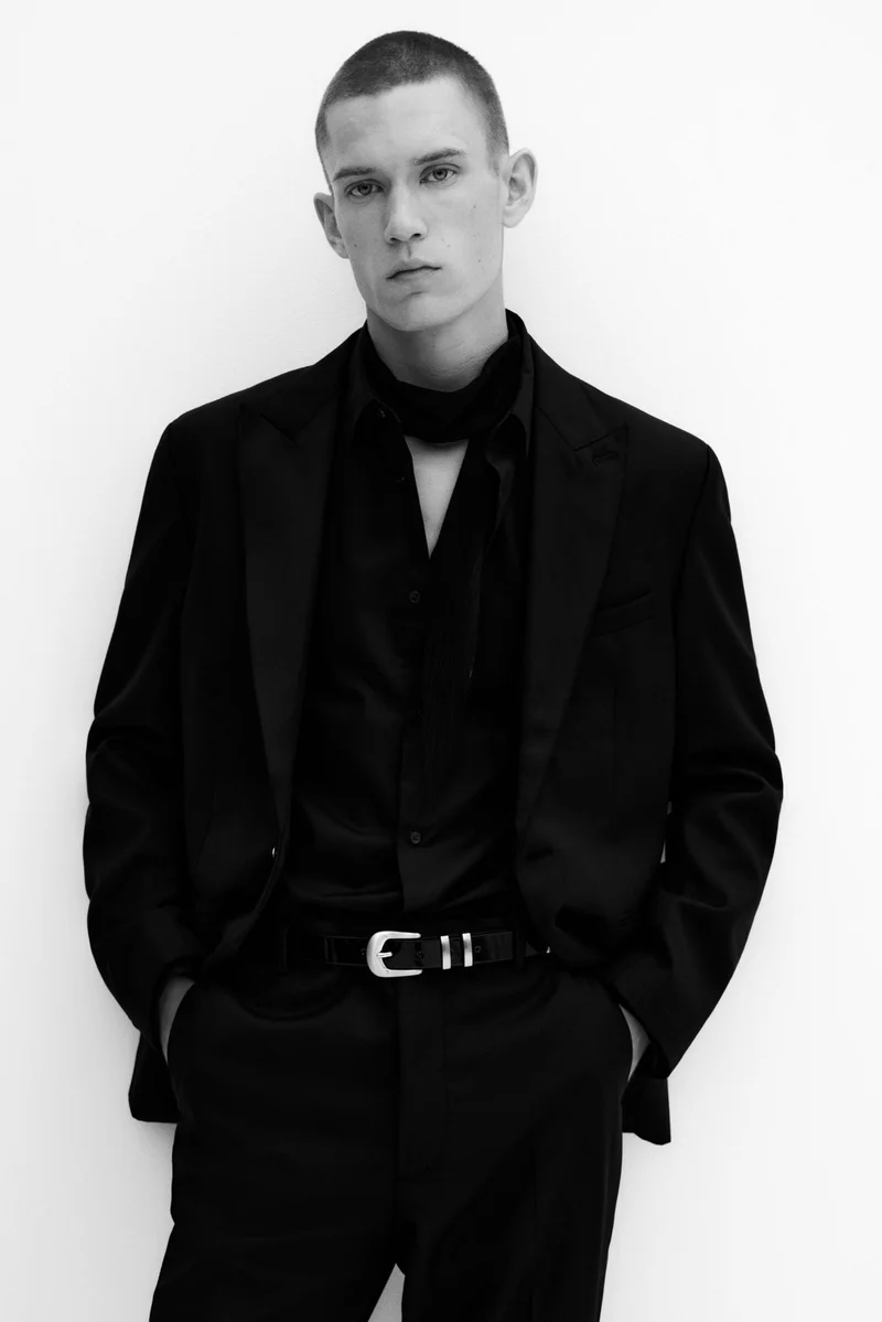 اتش اند ام بنطلون توكسيدو من مزيج الصوف بقصّة سلِم