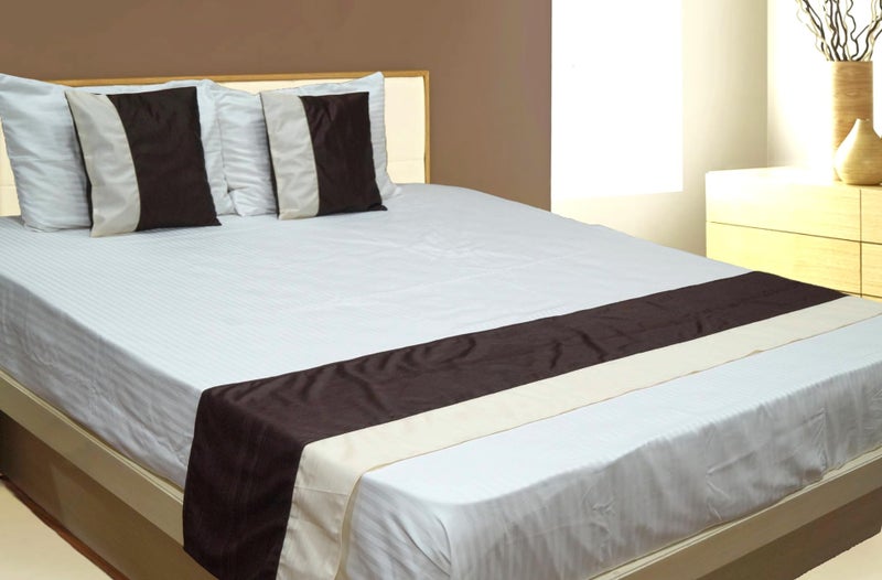 Vissage Brown and Cream Double Bed Runner with 2 Cushion Covers - Image 1
