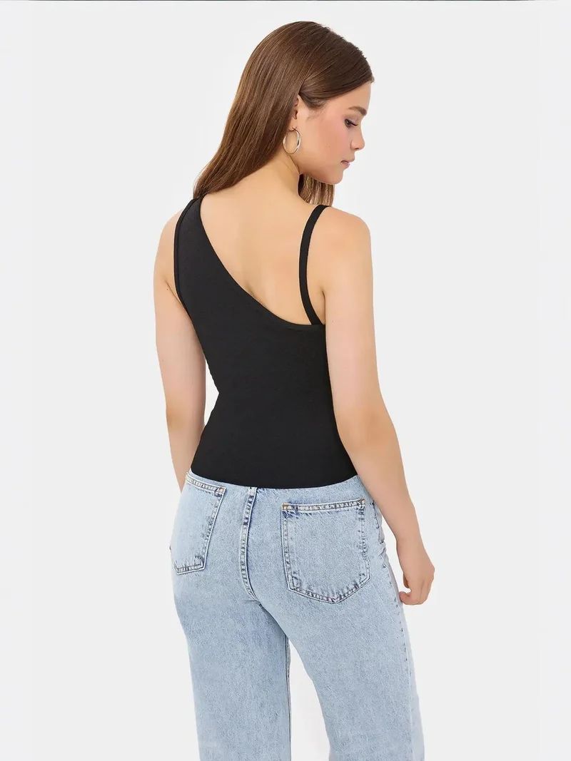 زوبعة بلوزة قصيرة بدون أكمام بتفاصيل حزام