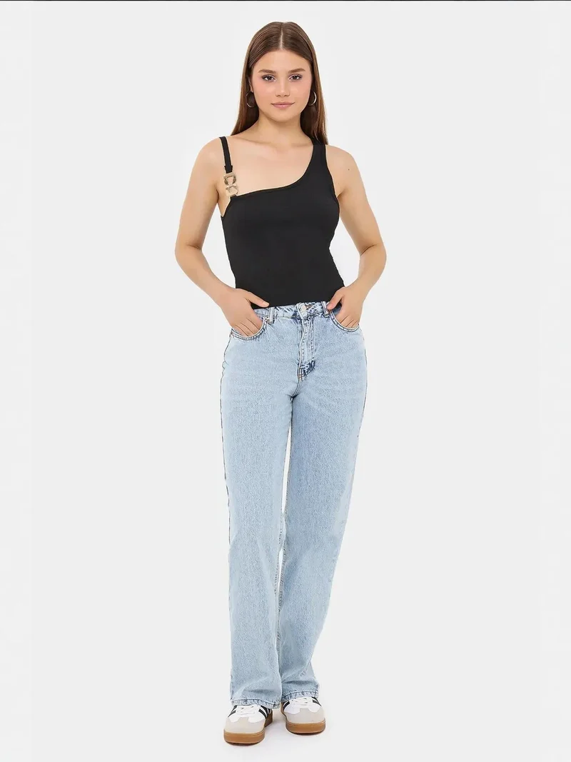 زوبعة بلوزة قصيرة بدون أكمام بتفاصيل حزام