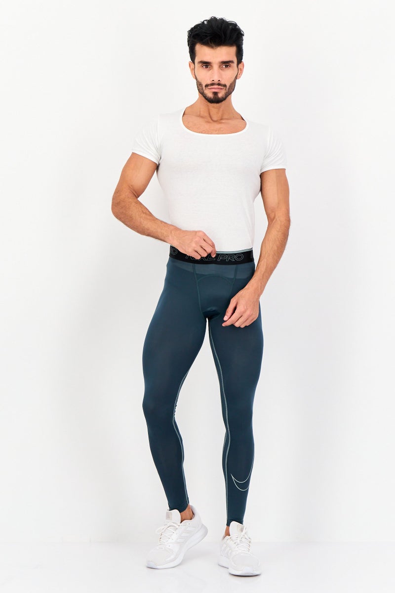 Nike سروال تدريب ضيق للرجال بشعار العلامة التجارية، أخضر داكن - Image 2