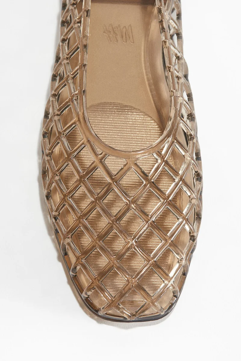 اتش اند ام حذاء باليه مسطح شبكي من البلاستيك