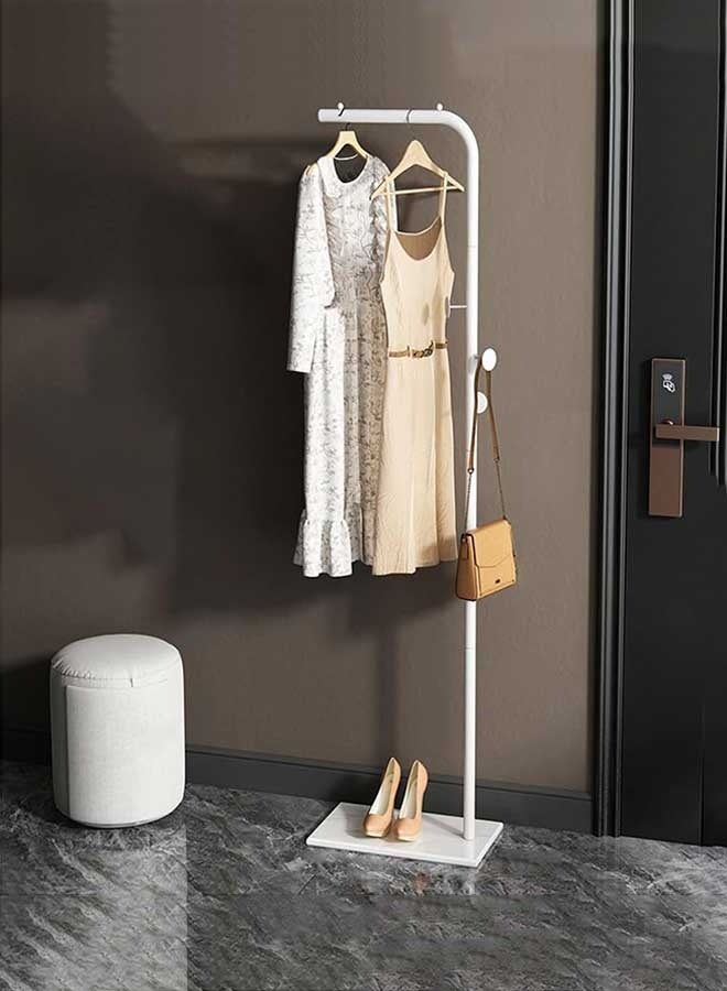 رَوَائِد رف ملابس أبيض مستقل من المعدن مزود بعامود و3 خطافات – تصميم عصري مع قاعدة من الرخام – على شكل حرف L – مناسب للمداخل وغرف النوم والمعيشة والمكاتب - Image 1