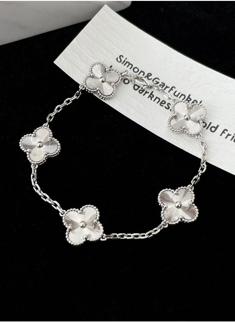 Kenzs - 18k White Gold Clover Necklace - Image 1