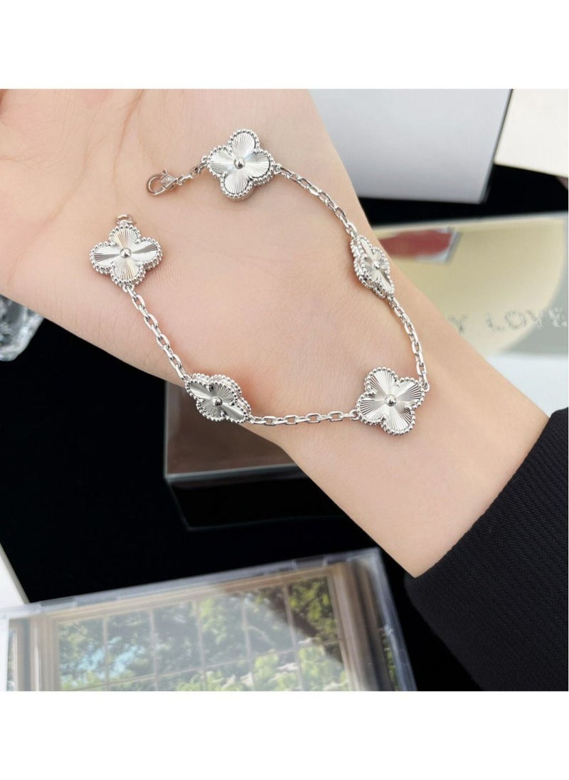 Kenzs - 18k White Gold Clover Necklace - Image 1
