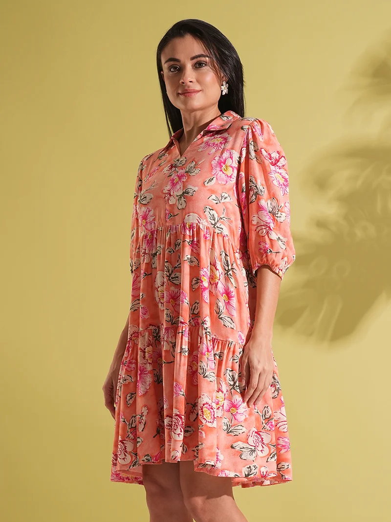 جلو باص فستان نسائي بطبعة زهور وياقة قميص وأكمام منفوشة وطبقات بطول الركبة