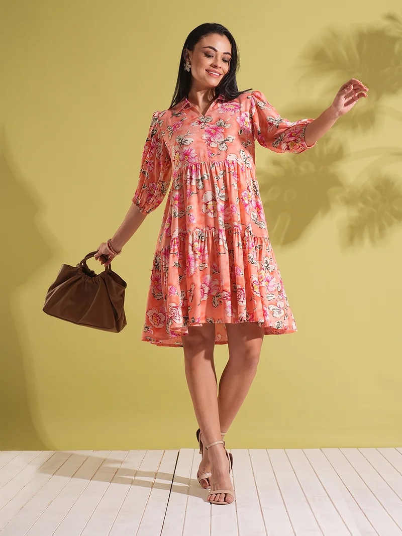 جلو باص فستان نسائي بطبعة زهور وياقة قميص وأكمام منفوشة وطبقات بطول الركبة