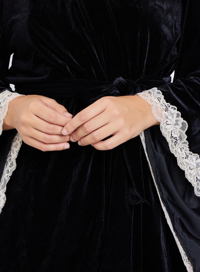 ستايلي فستان مخملي بقصة انسيابية وتفاصيل دانتيل متباينة مع روب - Image 4