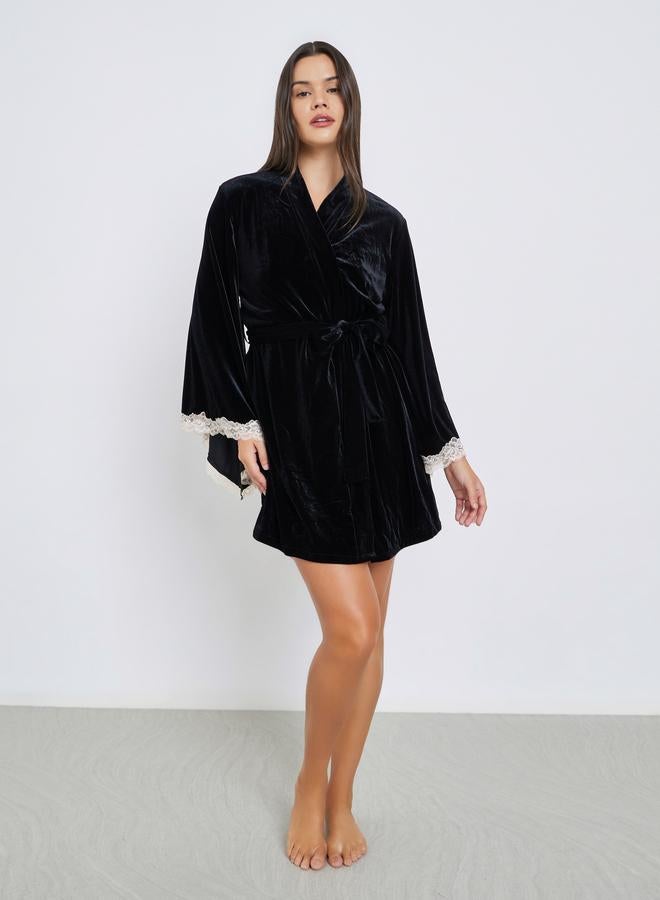 ستايلي فستان مخملي بقصة انسيابية وتفاصيل دانتيل متباينة مع روب - Image 2