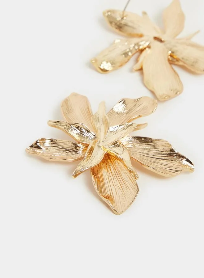 Styli Textured Floral Dangle Earrings