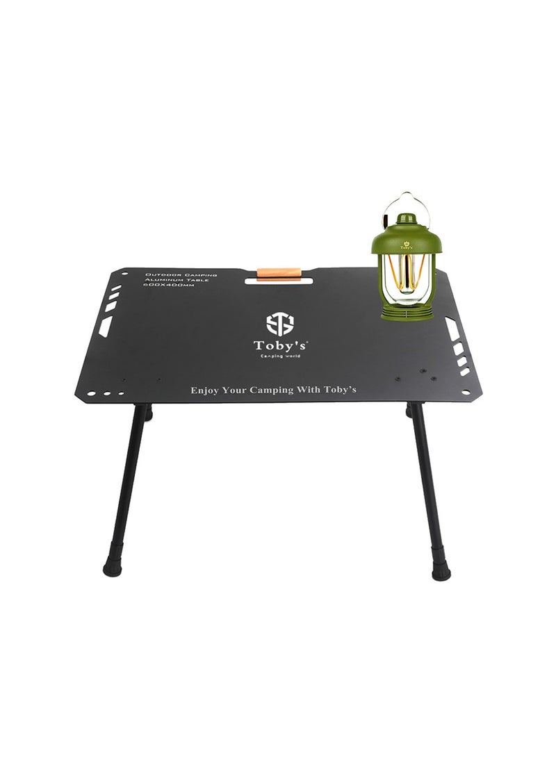 توبيز طقم طاولة تخييم ألومنيوم خفيفة باللون الأسود مع مصباح LED كلاسيكي محمول – قابل لتعديل الارتفاع، متين وأنيق للرحلات الخارجية والاستخدام المنزلي - Image 1