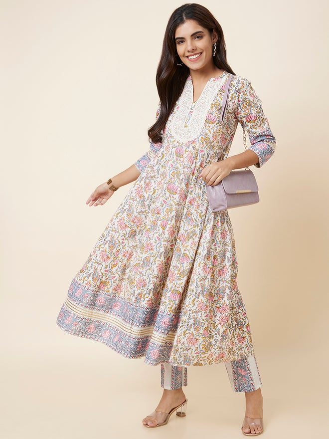 جلو باص جلوبس سنيكرز مطرز بطبعة أناركالي مع بنطلون - Image 1