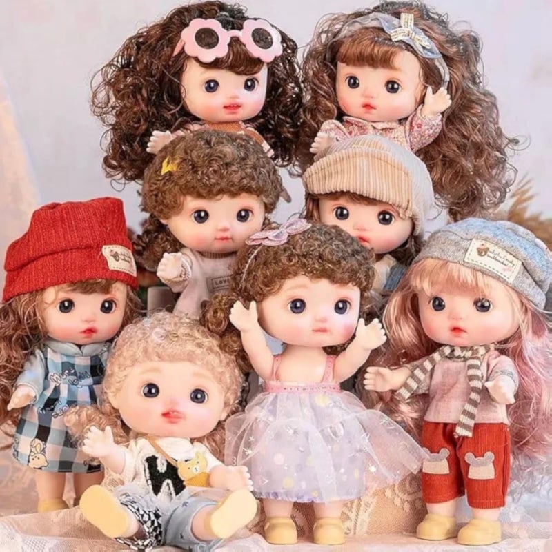 MGA Cute Baby Doll with Curly Hair – 22cm Articulated Doll with Outfit and Accessories – One Piece, Random Design – Soft Vinyl Body – Ideal Gift for Girls