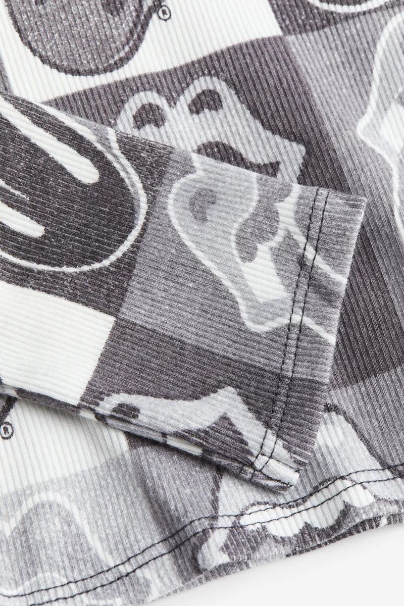 اتش اند ام بلوزة من الجيرسيه بطبعة