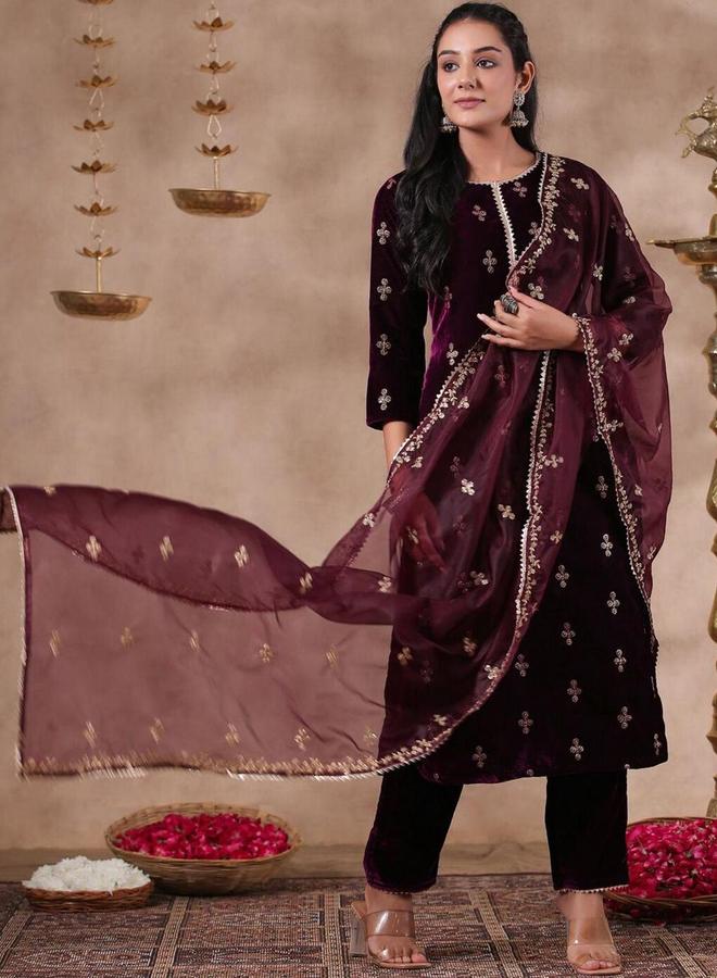 آي شين طقم كورتا وبنطال مع شال بلون بنفسجي بخامة مخملية - Image 3