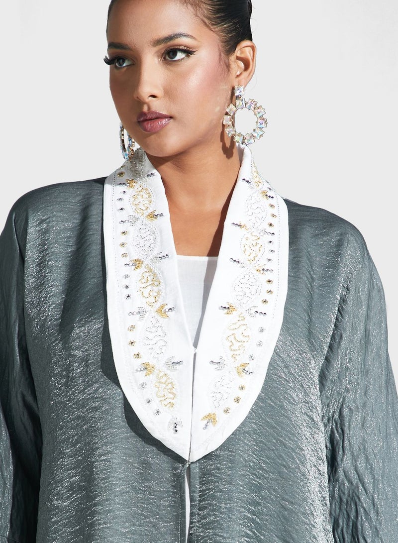 آرا عباية بأكمام واسعة وتفاصيل ياقة - Image 3