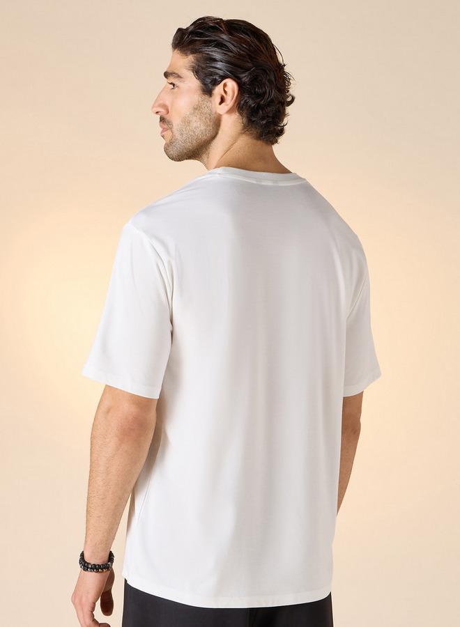 ايكونيك تيشيرت برقبة دائرية بتفاصيل كتابية أيقونية وأكمام قصيرة - Image 3