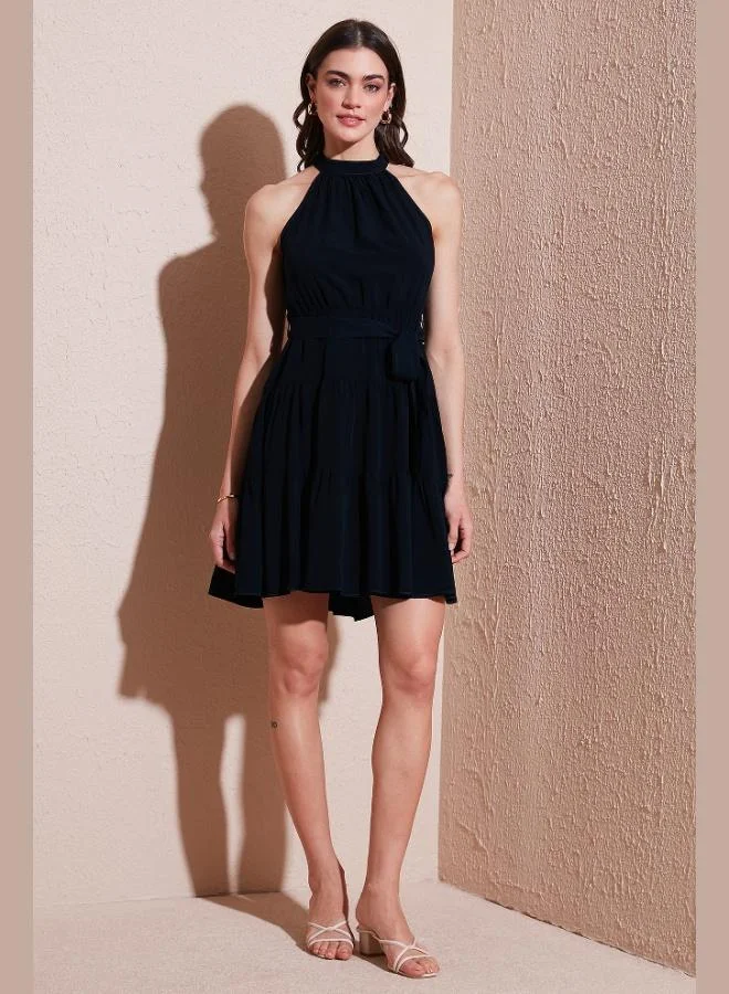 ليلا فستان نسائي قصير بحزام بليسيه بياقة هالتر مقاس عادي